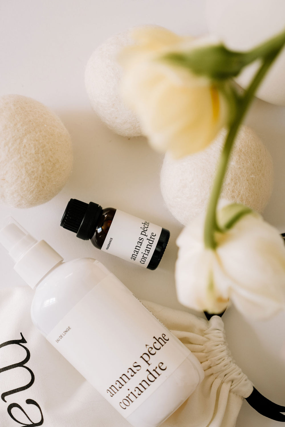 ENSEMBLE LESSIVE - Ananas pêche coriandre - Fragrance, eau de linge et balles de séchage Lessive Marée - Chandelles 
