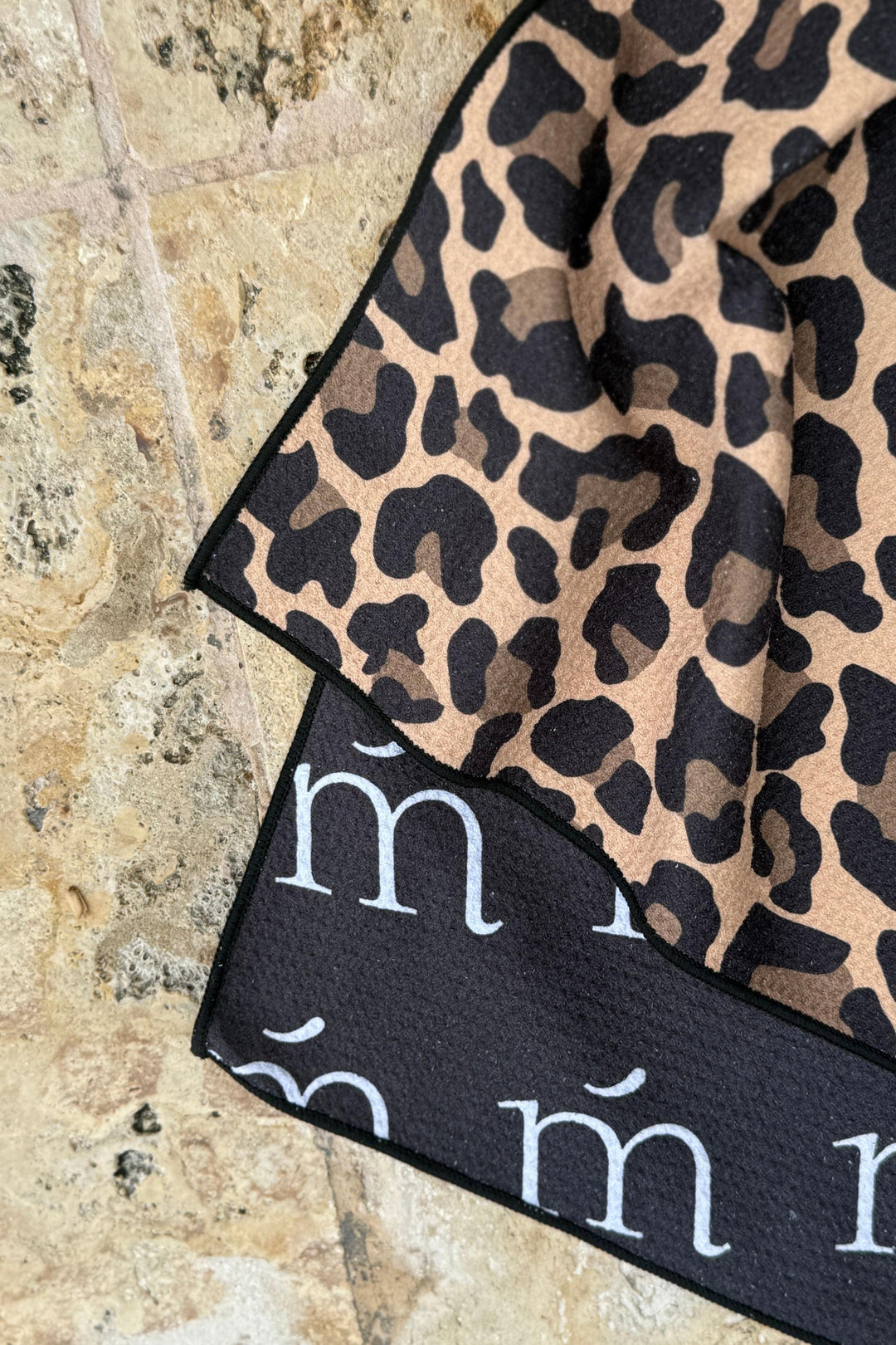 PRODUIT EXCLUSIF - Serviette léopard en microfibre Marée - Chandelles 