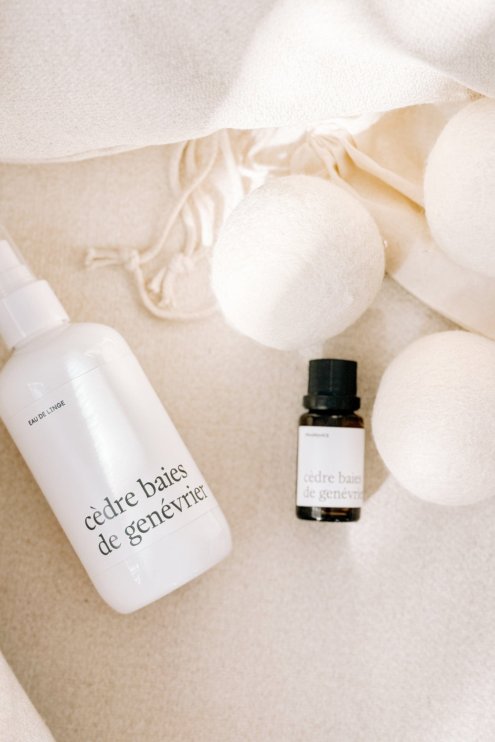 ENSEMBLE LESSIVE - Cèdre baies de genévrier - Fragrance, eau de linge et balles de séchage Marée - Chandelles 