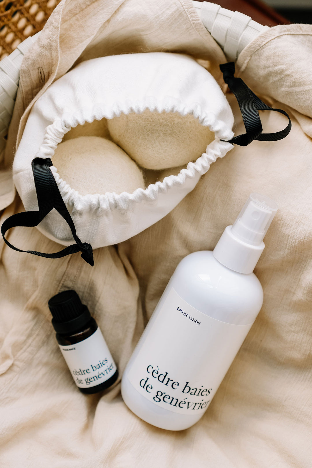 ENSEMBLE LESSIVE - Cèdre baies de genévrier - Fragrance, eau de linge et balles de séchage Marée - Chandelles 