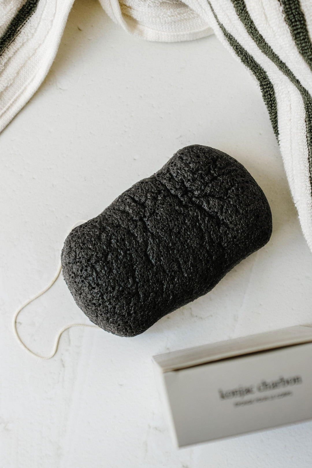 Éponge konjac pour le corps - Charbon Marée - Chandelles 